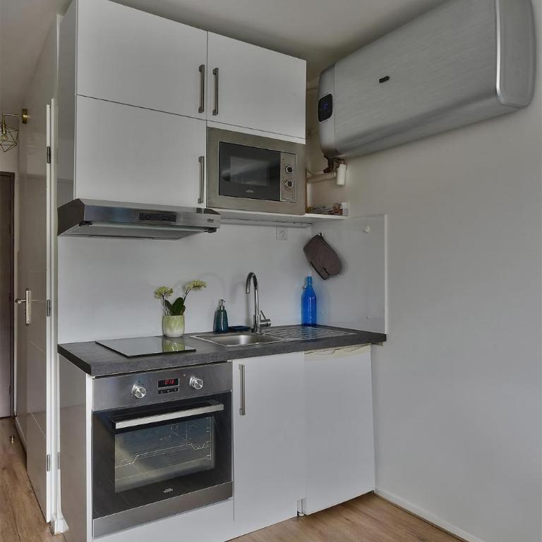 "Monplaisir", parking, espace de travail avec wifi, proximité commerces, gare, Université Lyon 3 , Tram T2, T4 et C25, idéal voyages d'affaires et tourisme - Studio - 5