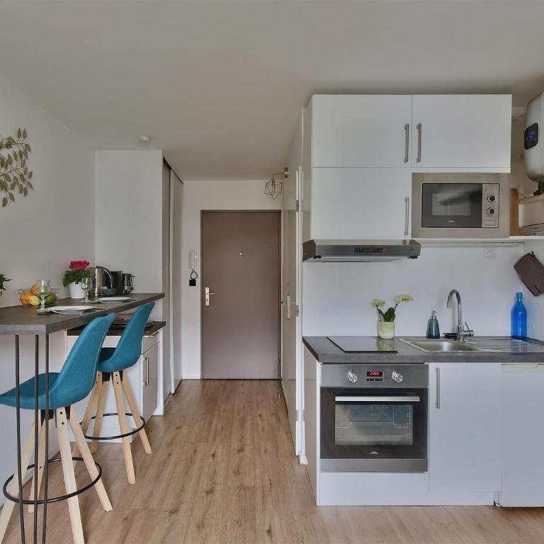 "Monplaisir", parking, espace de travail avec wifi, proximité commerces, gare, Université Lyon 3 , Tram T2, T4 et C25, idéal voyages d'affaires et tourisme - Studio - 14