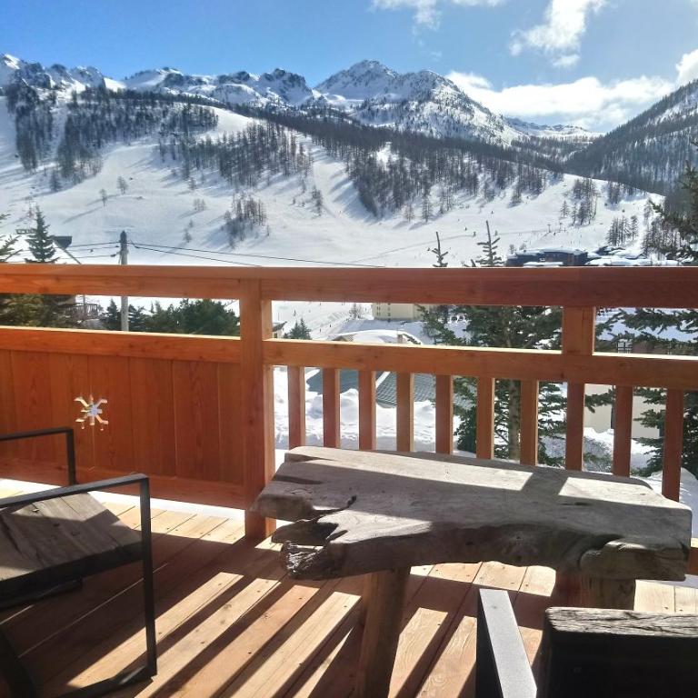 Prestigious Chalet for 18 Guests, Pool & Jacuzzi, close to slopes and resort center - Chalet - 23