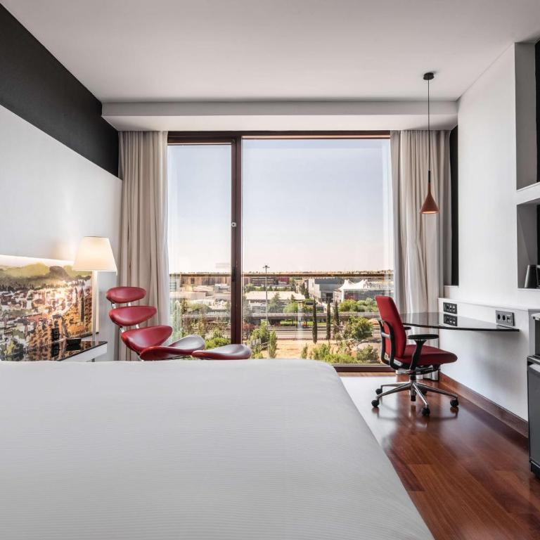 Hilton Madrid Airport - Habitación Doble con cama grande y vistas a la ciudad - 1