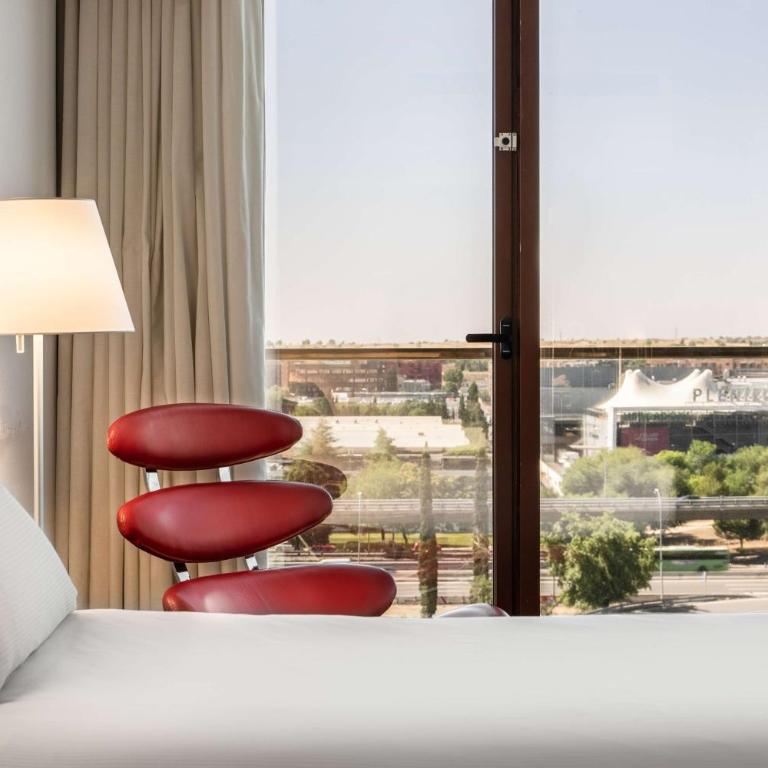 Hilton Madrid Airport - Habitación Doble con cama grande y vistas a la ciudad - 3
