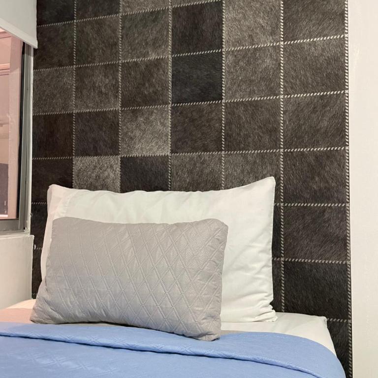 Ivanna Jumar ApartaHotel - Laureles Estadio - Three-Bedroom Deluxe Apartment - 65