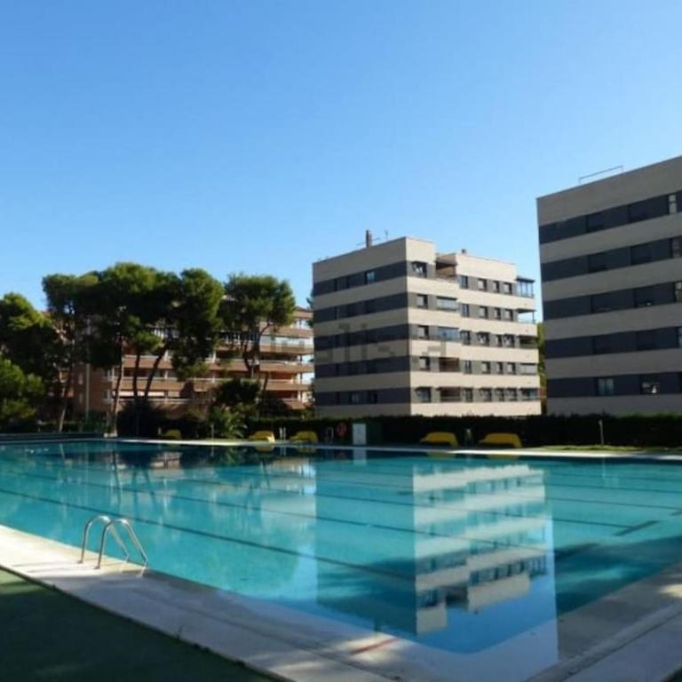 Apartamento con vistas y acceso privado a playa - Three-Bedroom Apartment - 17