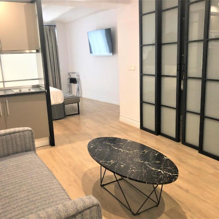 Suites Hom Sevilla - Estudio Estándar - 7