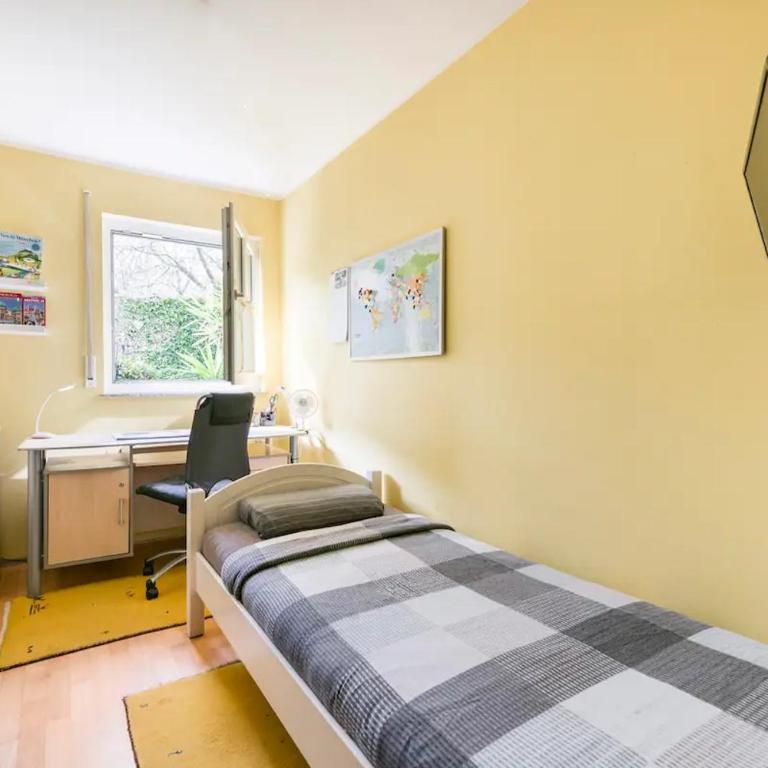 7 min to Citycenter Subway U3 100m, southside singleroom own SHOWER, WC ! free WIFI ,TV, dishes, fridge, oven, waterheater, microwave, coffee, bike, next to river and park,many restaurants and supermarkets around 200m, nonsmoker ! self check in -simply - Einzelzimmer mit Gartenblick - 1