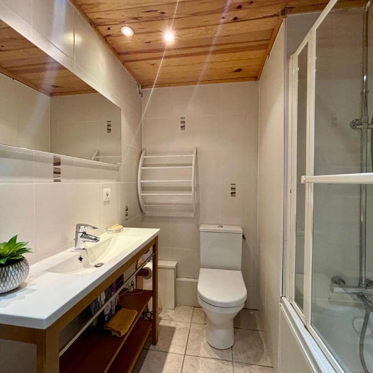 Appartement Chalet des Iris - Charmant T3 proche du centre - Appartement 2 Chambres avec Balcon et Terrasse - 10