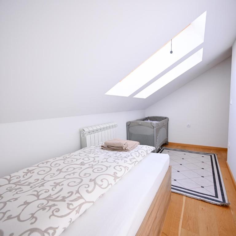 Apartmani Erna - Apartman sa 3 Spavaće Sobe i Pogledom - 8