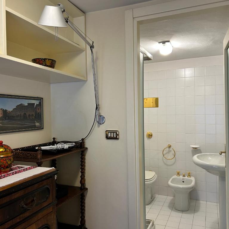 Bologna Medieval Art Loft - One-Bedroom Apartment - 25