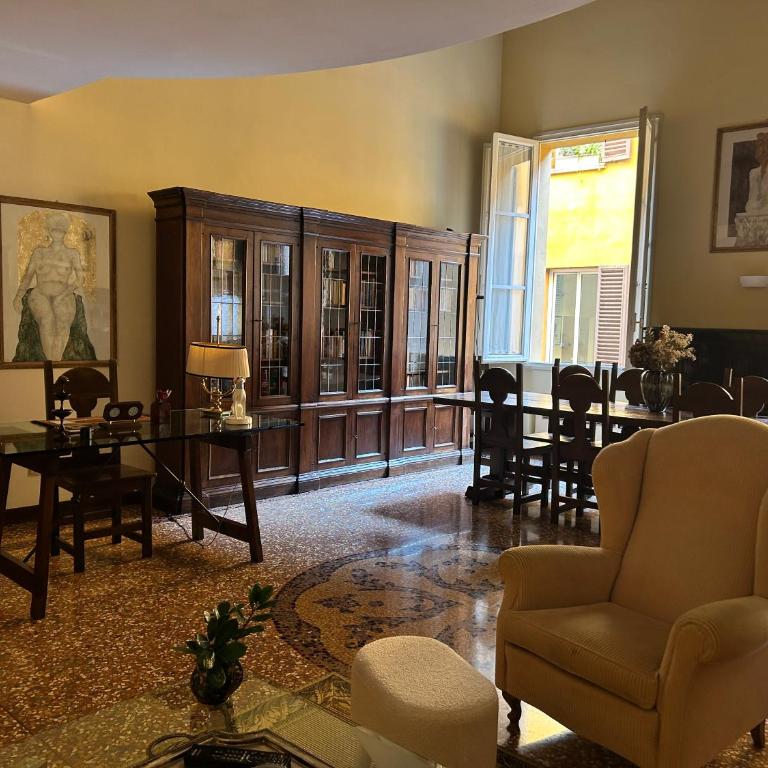 Bologna Medieval Art Loft - One-Bedroom Apartment - 37