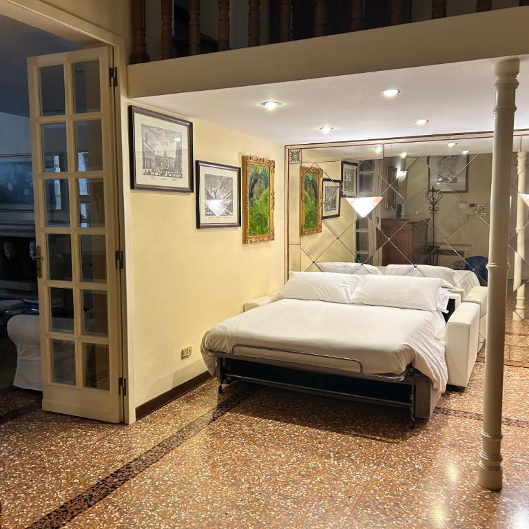Bologna Medieval Art Loft - One-Bedroom Apartment - 46