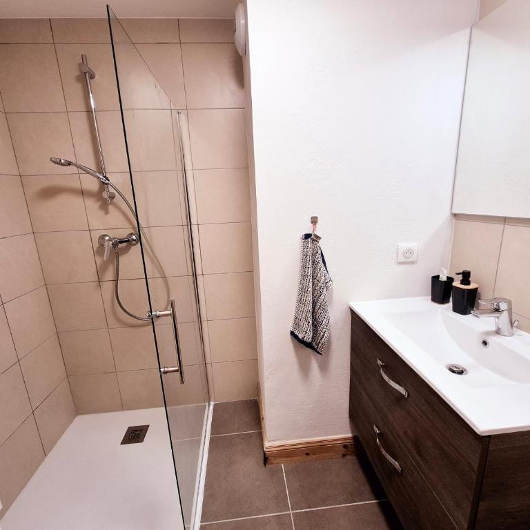 Charmant appartement au cœur de Montalbert avec balcon et parking privé, proche des pistes - FR-1-755-33 - Apartment - 4