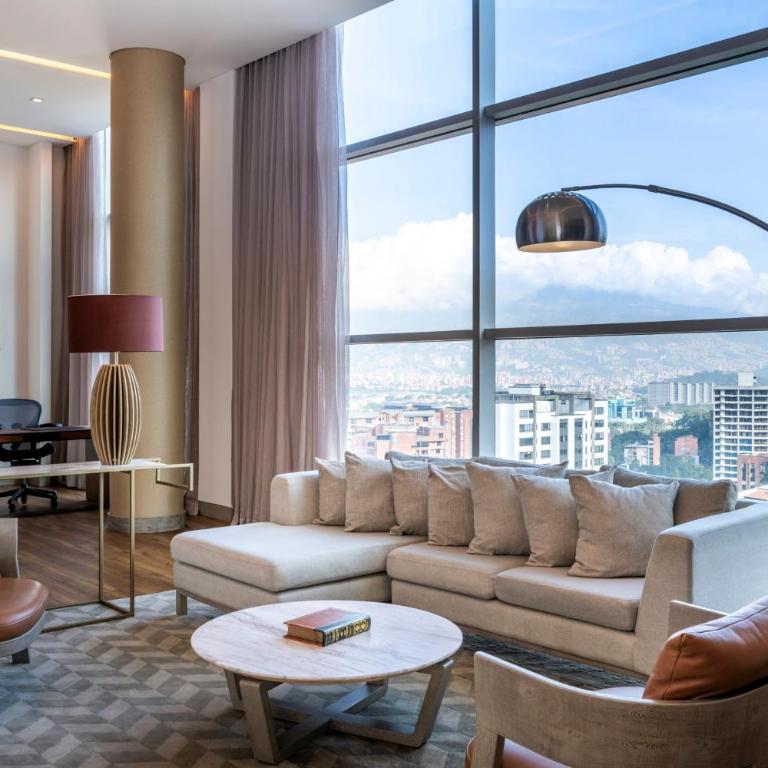 Medellin Marriott Hotel - Suite Presidencial con acceso al servicio de conserjería y 1 cama extragrande - 4