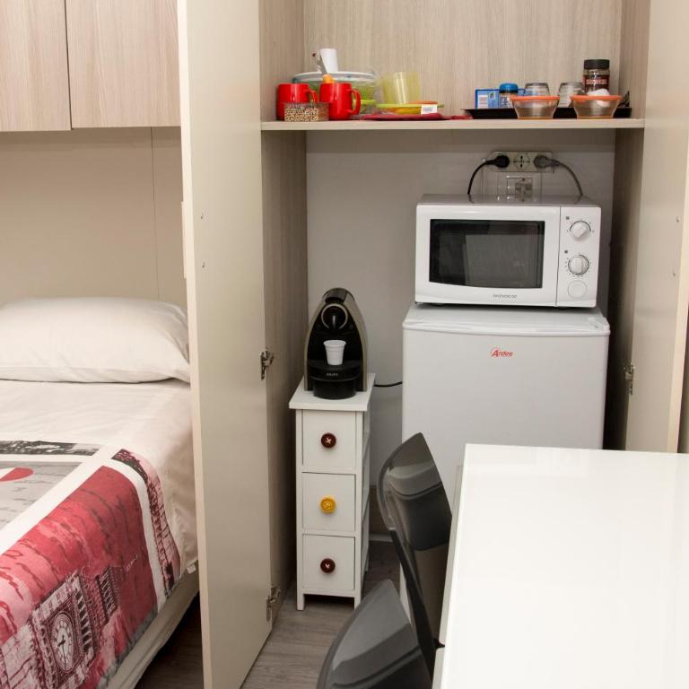 camere con bagno , vicino H Papa Giovanni - Camera Doppia con Letti Singoli - 4