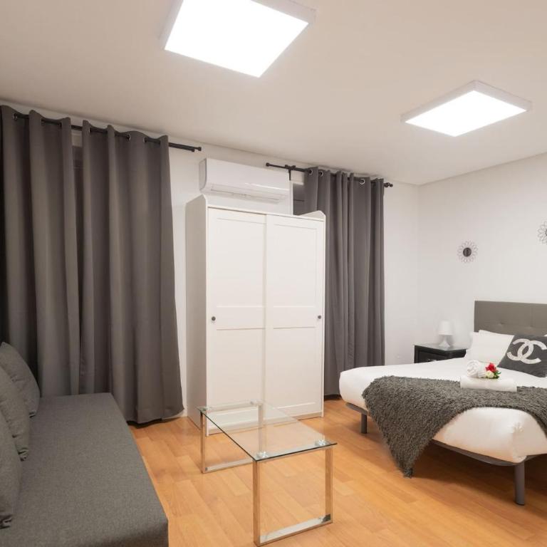 Apartamentos Day Madrid GRAN VIA II - Three-Bedroom Apartment - 1
