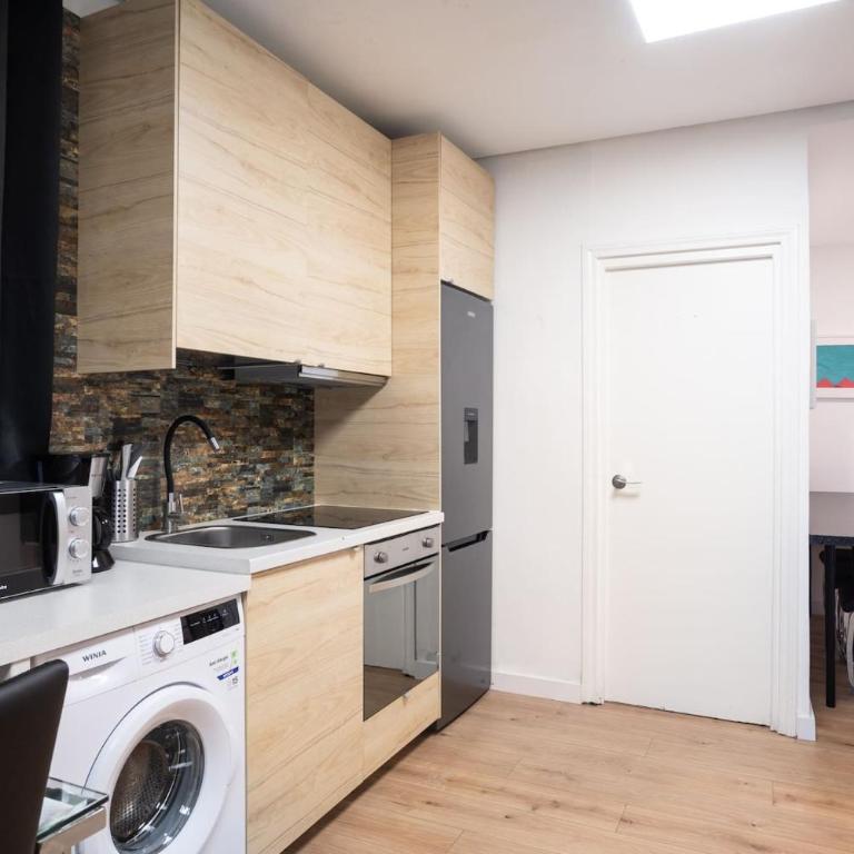 Apartamentos Day Madrid GRAN VIA II - Three-Bedroom Apartment - 2