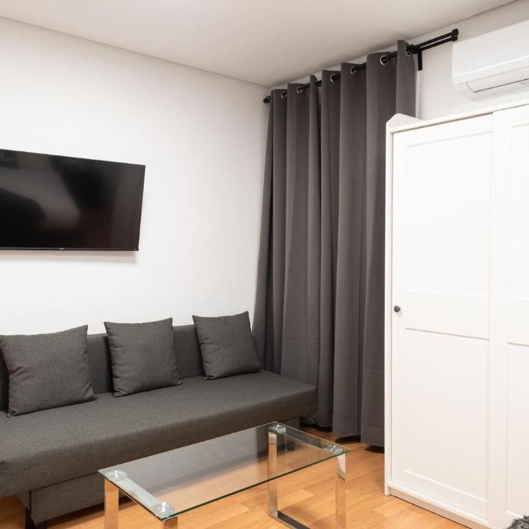 Apartamentos Day Madrid GRAN VIA II - Three-Bedroom Apartment - 4