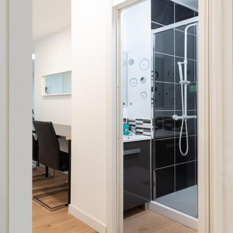 Apartamentos Day Madrid GRAN VIA II - Three-Bedroom Apartment - 19