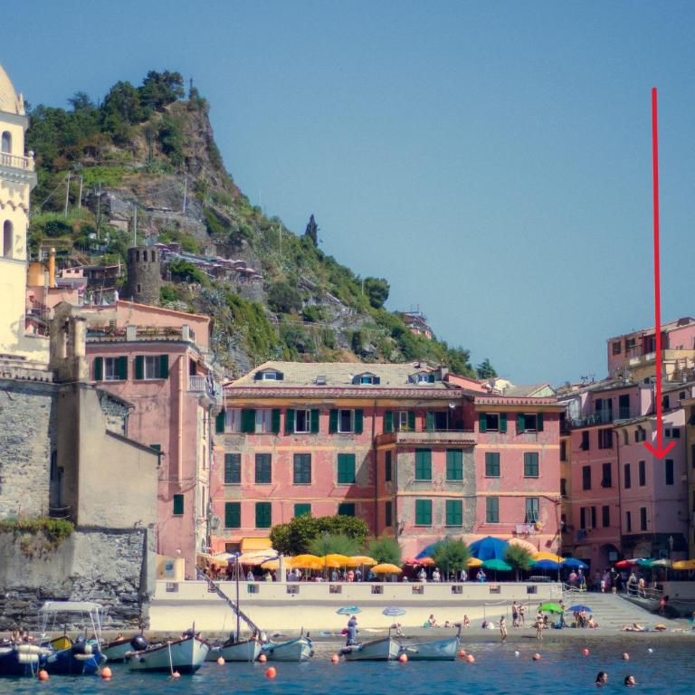 "Marina Apartment" in Vernazza Historic, Restored, Beachfront, 2nd floor, 2 Aircondo BDR, 2BHT, rare Private Garage 300 mt far, 200 mt from train - Two-Bedroom Apartment - 7