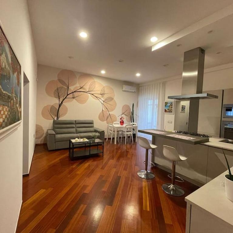 Casa Vacanze Vico Porta di Mare - Appartamento Deluxe con 2 Camere da Letto e Balcone - 4
