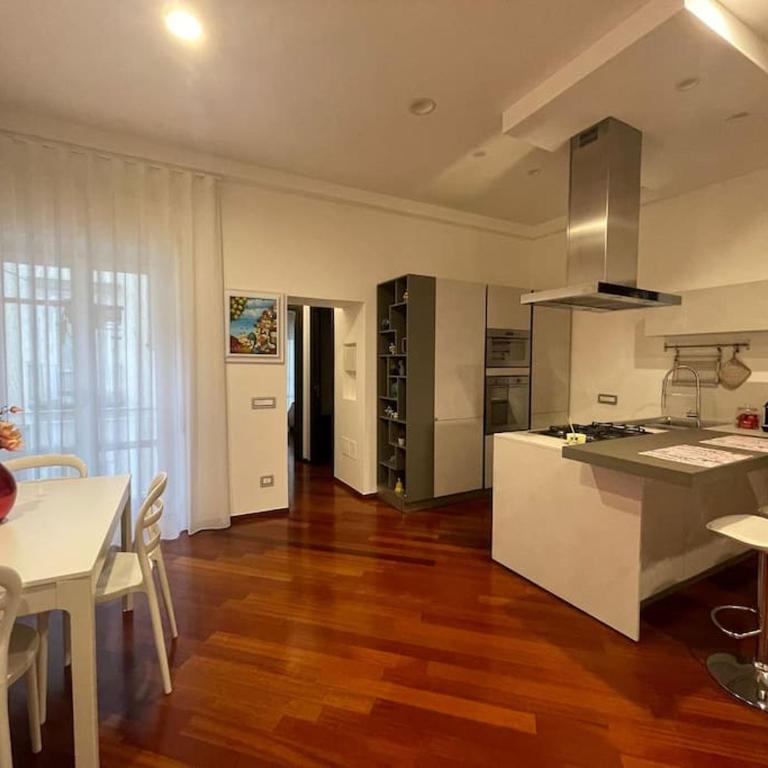 Casa Vacanze Vico Porta di Mare - Appartamento Deluxe con 2 Camere da Letto e Balcone - 13