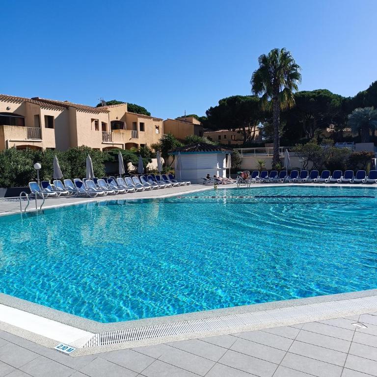 studio rénové dans résidence de vacances avec grande piscine chauffée, parking et terrasse - Appartamento con Vista Giardino - 3