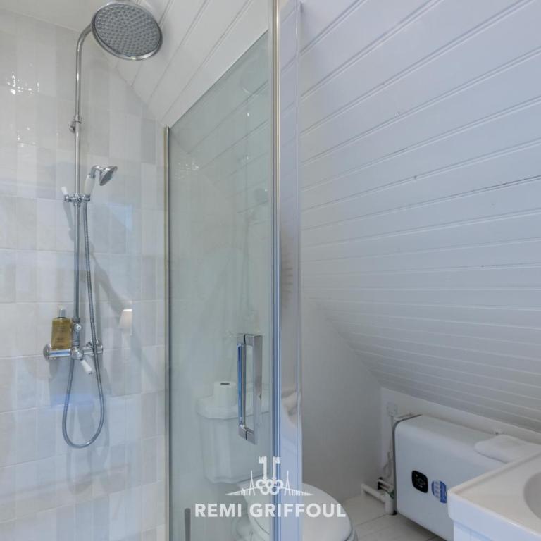 Dolphin view - studio - Cozy nest with a view of the port - Queen Suite - 4