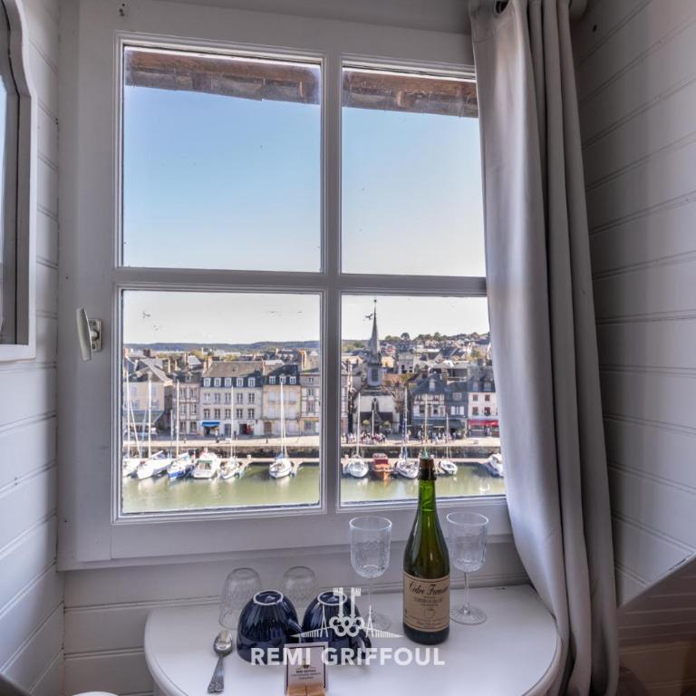 Dolphin view - studio - Cozy nest with a view of the port - Queen Suite - 3