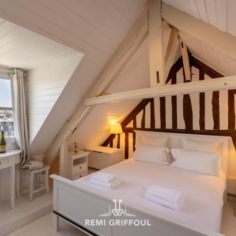 Dolphin view - studio - Cozy nest with a view of the port - Queen Suite - 1