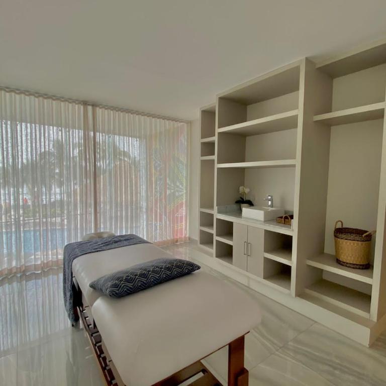Camino al Mar Apartment with Amazing View of the Ocean, Beach and Swimming Pool - Three-Bedroom Apartment - 37