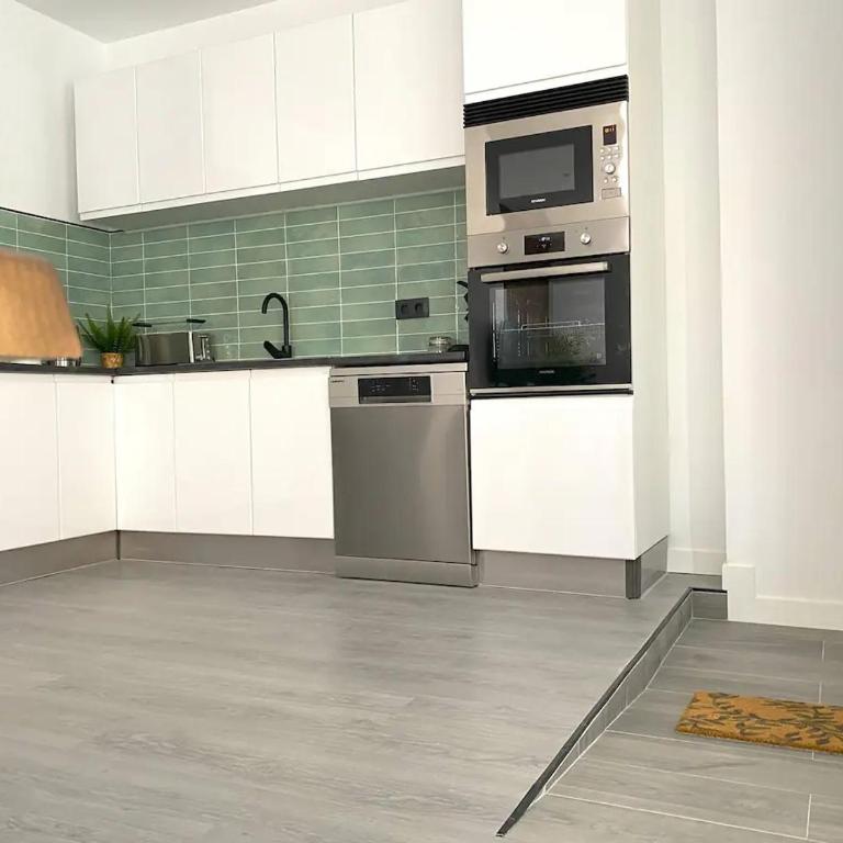 Apartamento reformado, luminoso y cerca del metro - Two-Bedroom Apartment - 11
