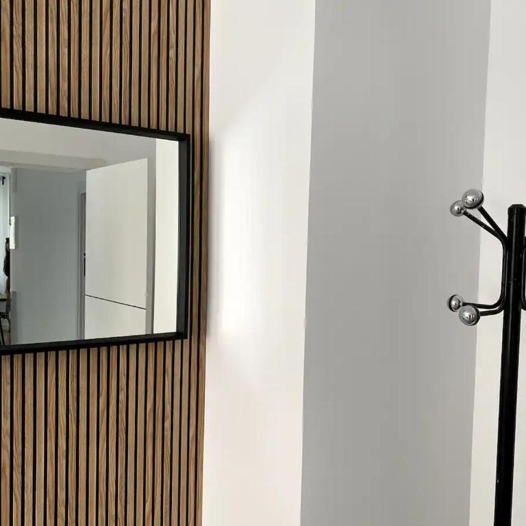 Apartamento reformado, luminoso y cerca del metro - Two-Bedroom Apartment - 14