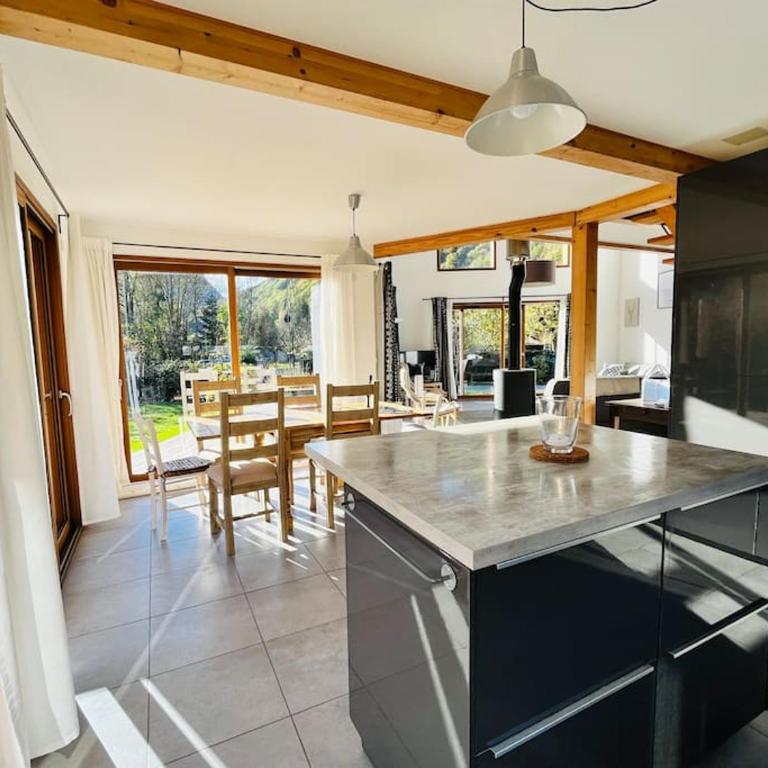 Maison Blanche, Impressive Chalet, Allemond, Bike, Ski, Hike - Maison de Vacances - 26