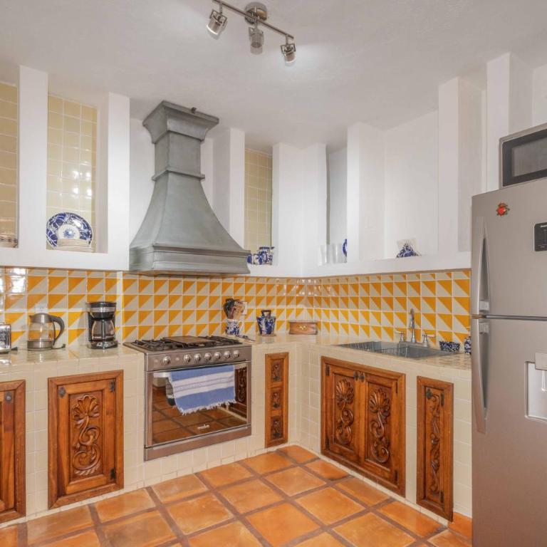 Rooftop Sunsets & Gas Fireplace Colonial Home - Casa de 2 dormitorios - 5