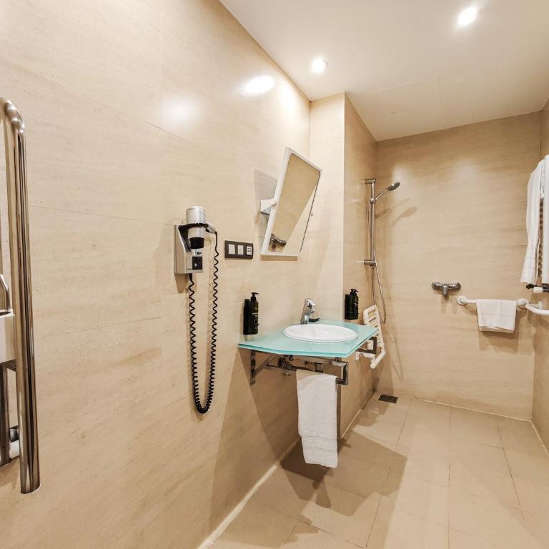 AZZ Pamplona Norte Hotel - Habitación Individual adaptada para personas con movilidad reducida - 2