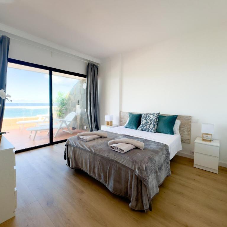 La Perla de Las Canteras - Three-Bedroom Apartment - 1