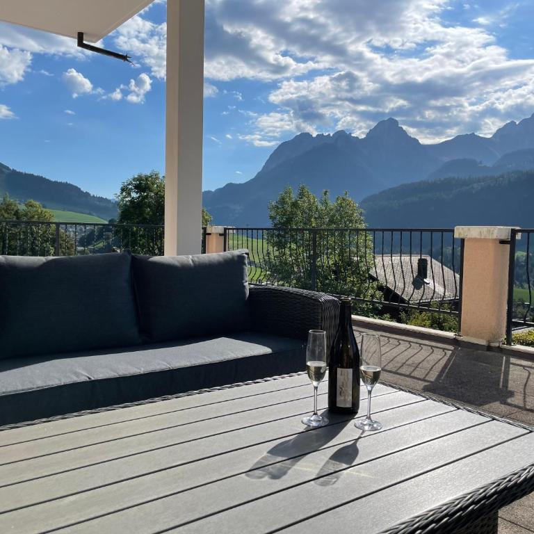 Large 3 bed apartment with mountain views, pool and gym - Three-Bedroom Apartment with Mountain View - 2