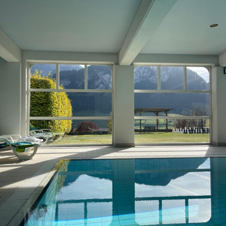 Large 3 bed apartment with mountain views, pool and gym - Three-Bedroom Apartment with Mountain View - 5