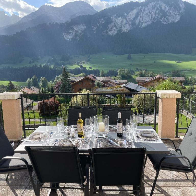 Large 3 bed apartment with mountain views, pool and gym - Three-Bedroom Apartment with Mountain View - 8