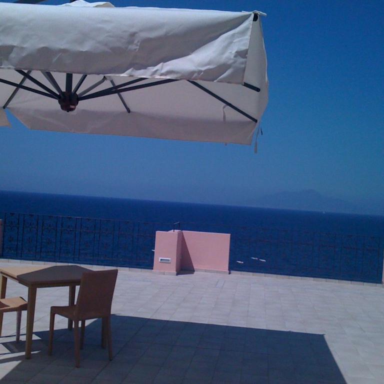 Capri Inn - Camera Doppia con Letti Singoli con Vista Mare - 11