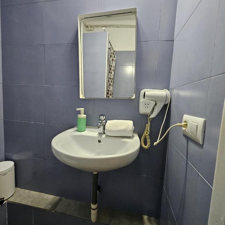 YOUTH HOSTEL - Central and Basic Drassanes - Habitación Individual con baño - 9