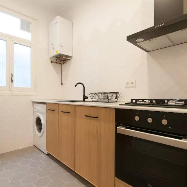 EG42B - Piso modernista 6 pax con WIFI en centro Barcelona - Apartamento de 3 dormitorios - 6
