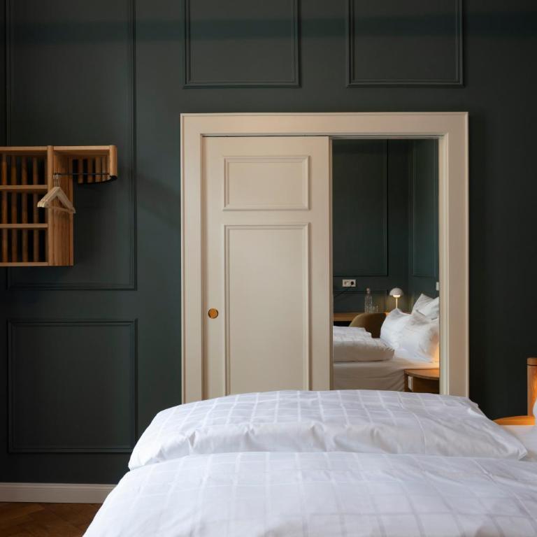 Hotel Uhland - Basic Dreibettzimmer - 5