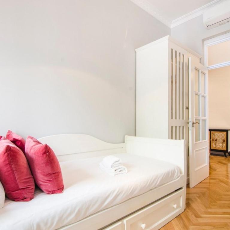 Stunning Stylish 4BD 3BTH - City Center-Atocha - Apartment - 40