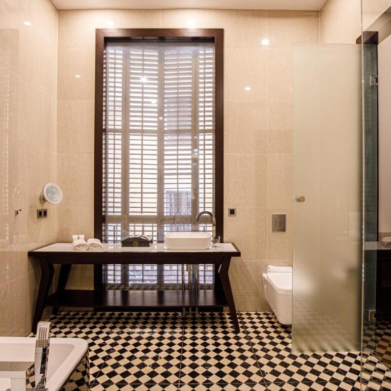 beautiful cosy modern apartment ,19th century building - One-Bedroom Apartment with Balcony - 7