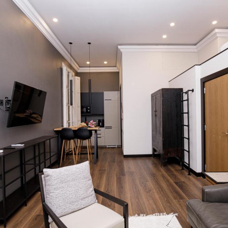 beautiful cosy modern apartment ,19th century building - One-Bedroom Apartment with Balcony - 14