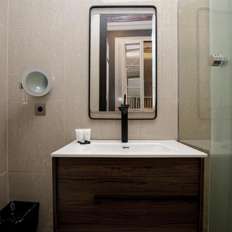 beautiful cosy modern apartment ,19th century building - One-Bedroom Apartment with Balcony - 17