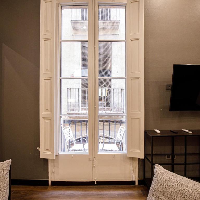 beautiful cosy modern apartment ,19th century building - One-Bedroom Apartment with Balcony - 18