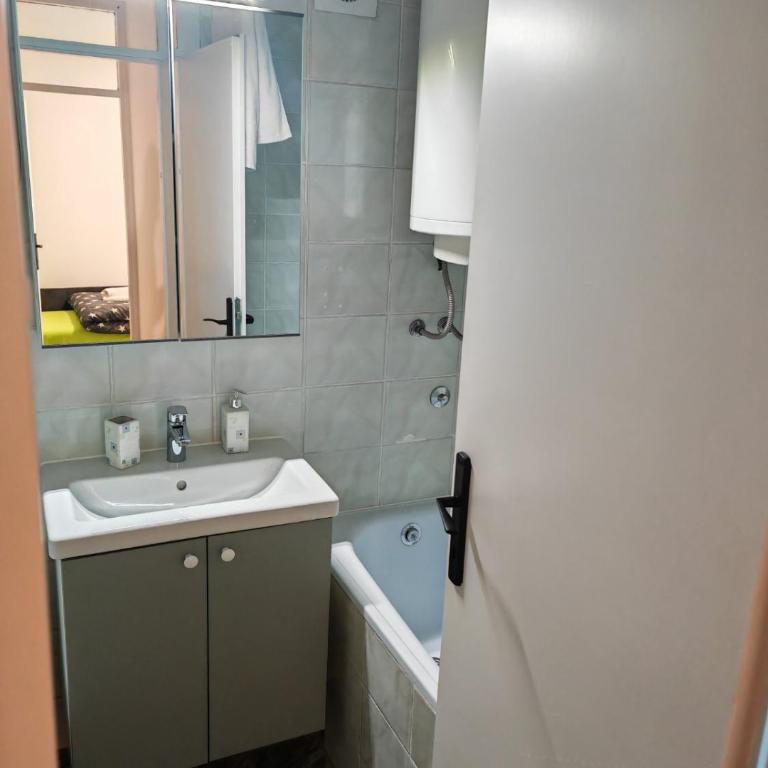 NEW BELGRADE Lovely three bedroom apartment - Apartman sa 2 Spavaće Sobe - 25