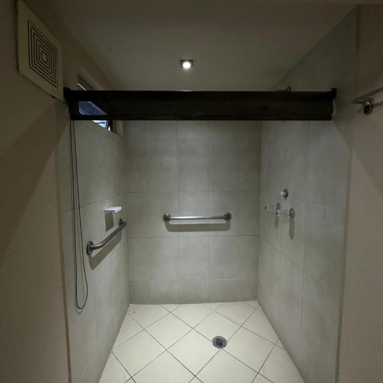 Hotel Velario - King Room with Roll-In Shower - Disability Access - 3