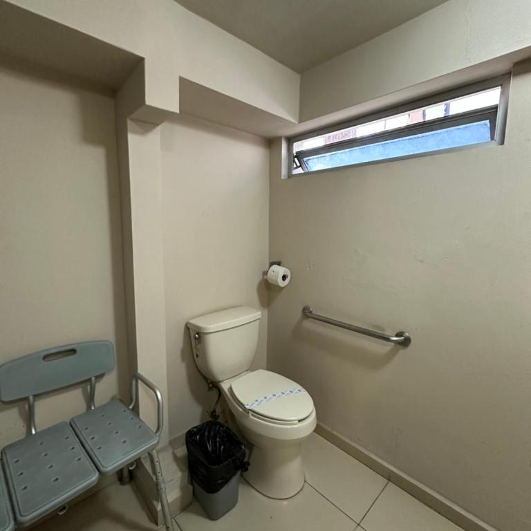 Hotel Velario - King Room with Roll-In Shower - Disability Access - 4